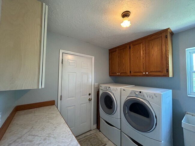 Building Photo - 4 Bedroom 2.5 Bathroom Home in Orem