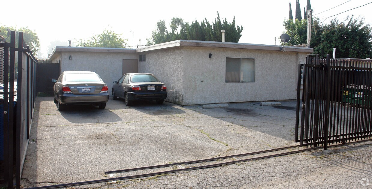 Building Photo - 8407 Lindley Ave