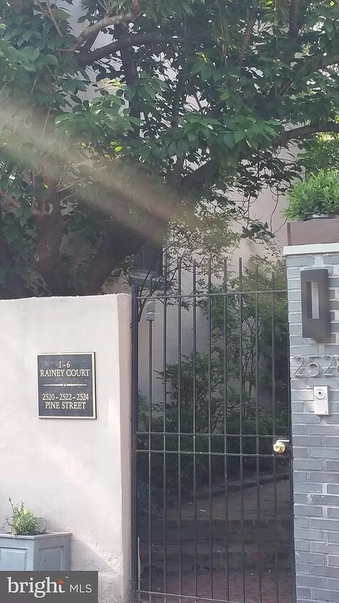 Entrance gate - 1 Rainey Ct