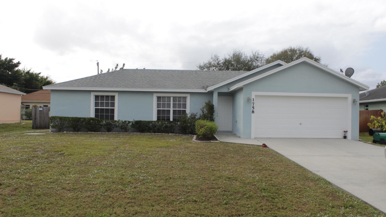 Primary Photo - 1758 SW Cameo Boulevard
