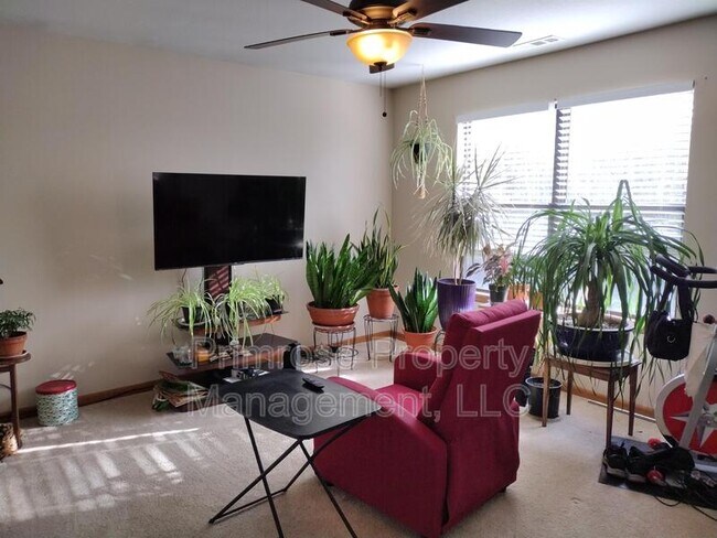 Building Photo - 950 Monterey Way - 4