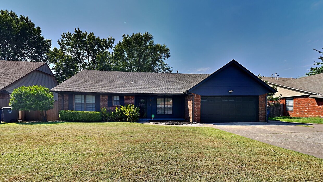 Foto principal - Start your new year in this charming 3 bedroom, 2 bath home located in the heart of Tulsa.