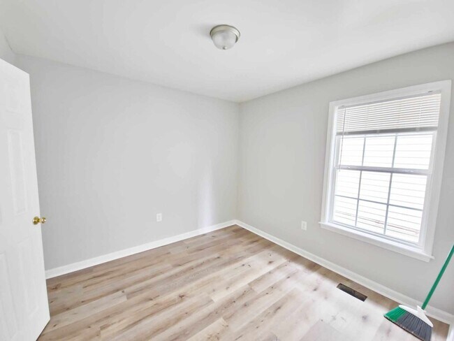 Foto del edificio - VERY SPACIOUS HOME! 4 Bedroom, 2 bathroom ...