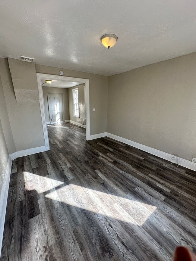 Building Photo - Spacious Single Family Home Ready for Rent in Great Neighborhood