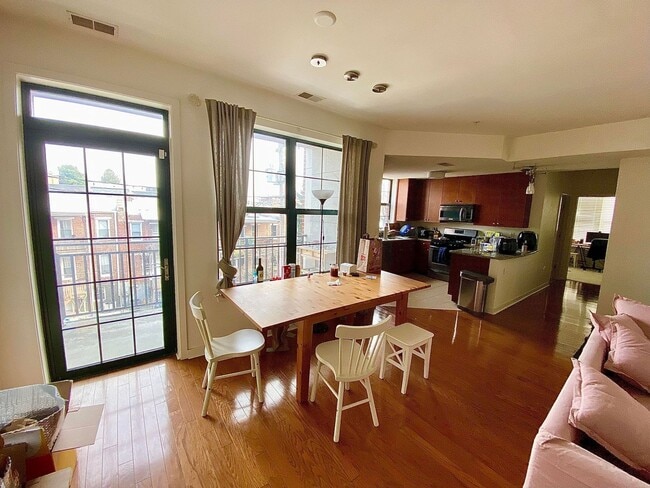 Building Photo - Charming 2 Bed/2 Bath Condo in Heart of Charles Village, Baltimore, MD!