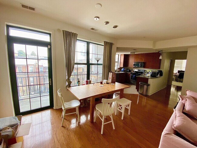 Foto del edificio - Charming 2 Bed/2 Bath Condo in Heart of Charles Village, Baltimore, MD!