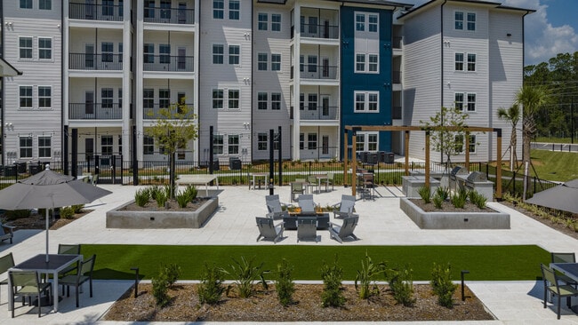Building Photo - THE VANTAGE APARTMENTS