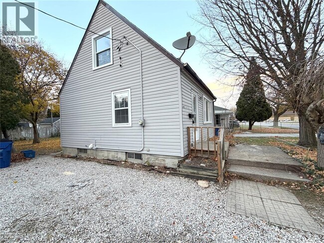 Building Photo - 149 Tweedsmuir Ave W