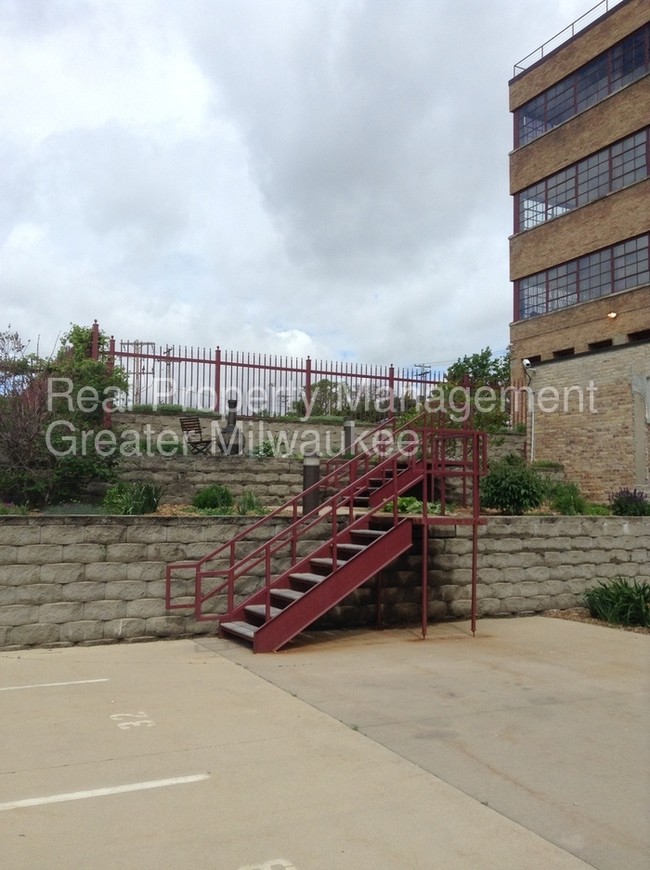 Building Photo - 215 W Maple St