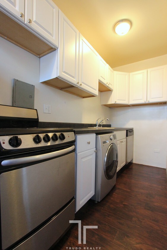 Primary Photo - 3345 N Lincoln Ave