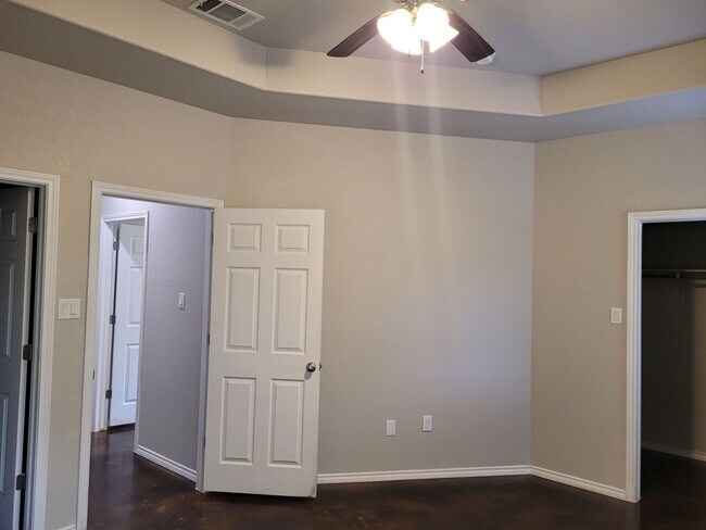 Building Photo - Adorable Duplex in Seguin, TX