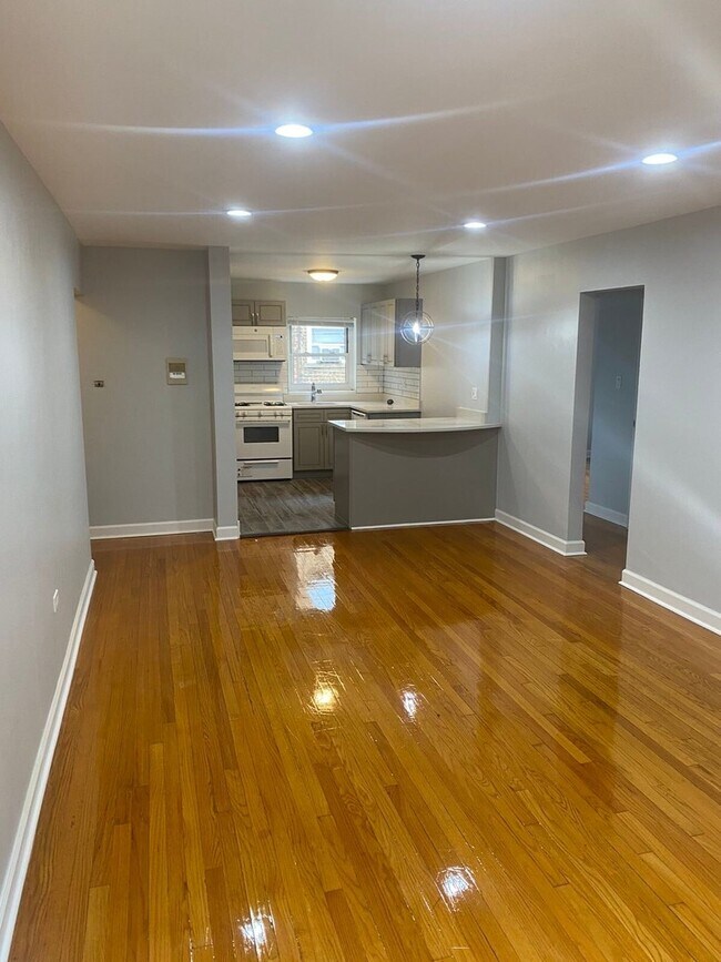 Foto del edificio - 7361 N Ridge Blvd