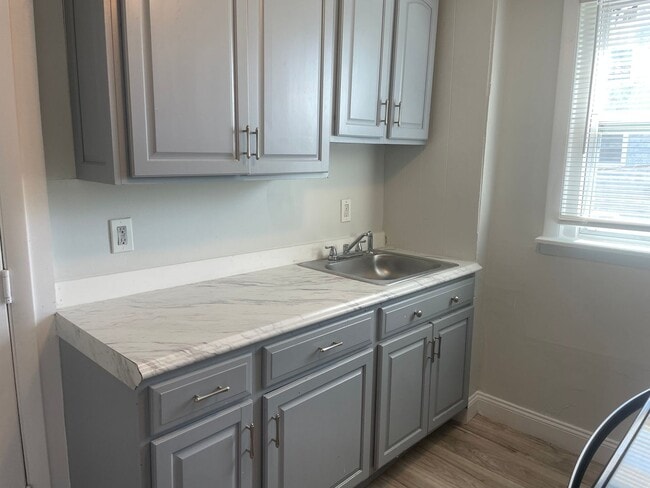 Building Photo - 21 Kenyon Ave