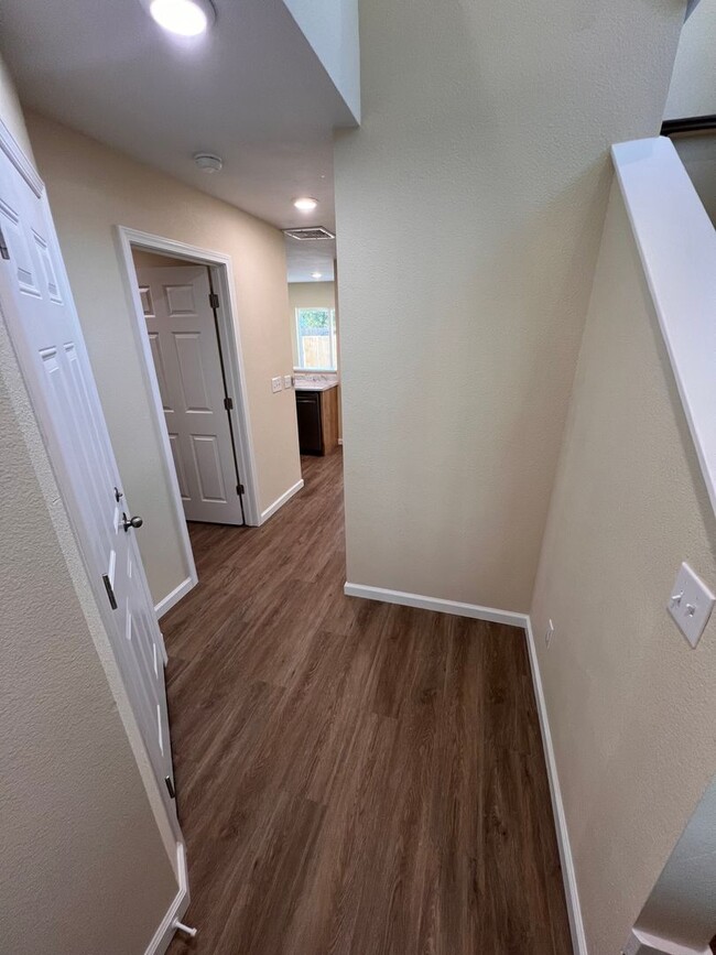 Foto del edificio - 859/861 W Stewart (Justin&#39;s Duplex)
