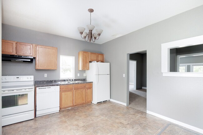 Building Photo - 1157 N Mathewson Ave
