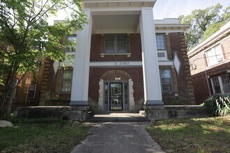 Building Photo - 2367 Forest Ave