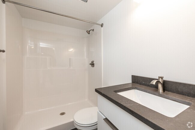 2 habitaciones, 2 baños - 845 pies cuadrados - Primer baño - 228-232 Welch Ave