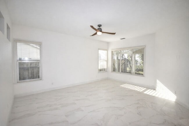 Building Photo - 2932 Cameron Dr