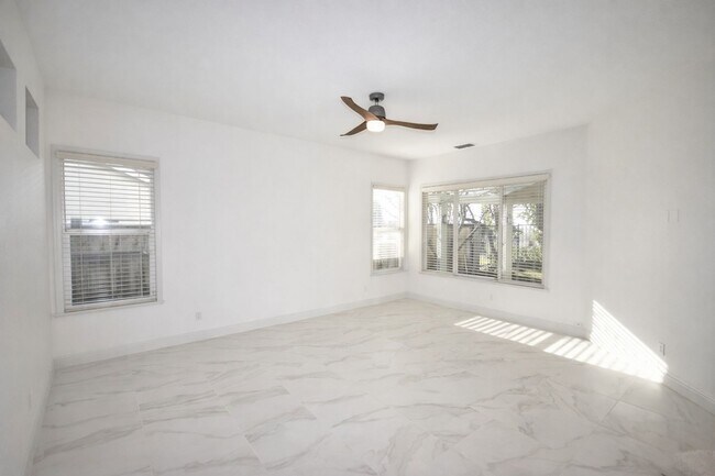 Foto del edificio - 2932 Cameron Dr