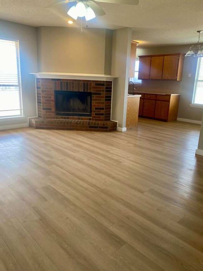 Building Photo - Cute Corner Lot Home! Available Now!