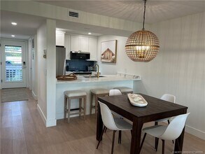 Building Photo - 484 NE Plantation Rd