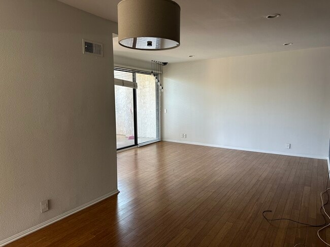 Building Photo - 609 S El Molino Ave