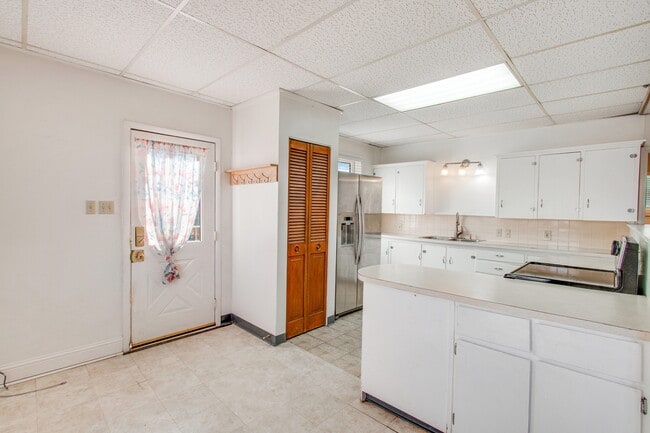 Large kitchen with new appliances - 3529 Vernon Drive