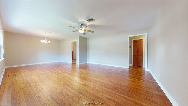 Building Photo - 806 Gilchrist Ave