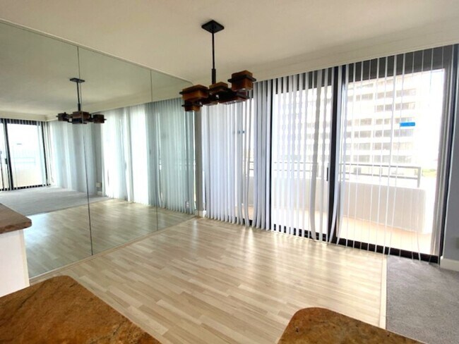 Building Photo - Ocean Front Remodeled Condo in Daytona Beach!