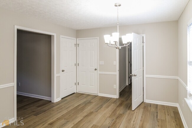 Building Photo - 3710 Cobblestone Dr