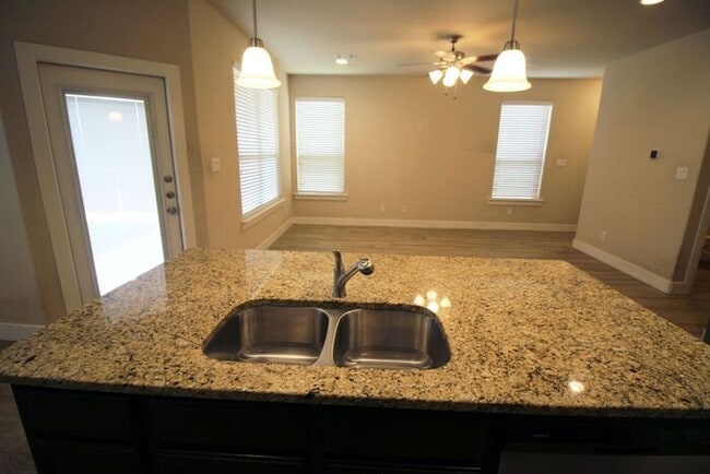 Foto del edificio - 523 High Tech Dr