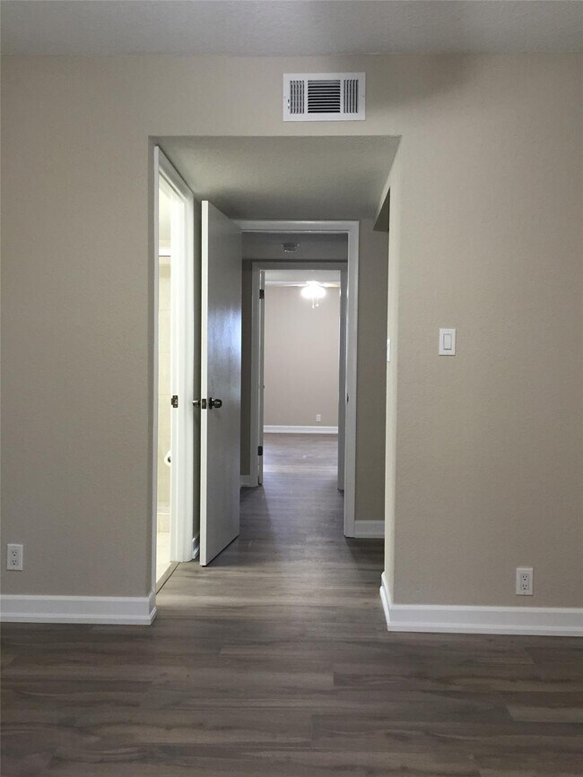 Foto del edificio - 1100 Crystal Lake Dr