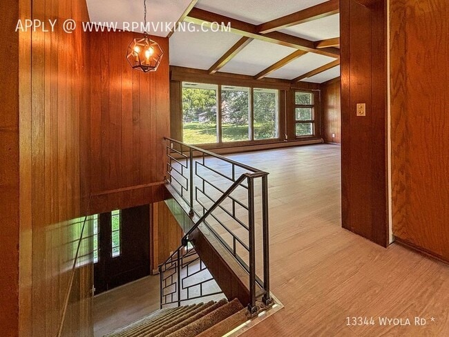 Building Photo - 3br 2ba 2cg ~ Security Deposit Free Altern...