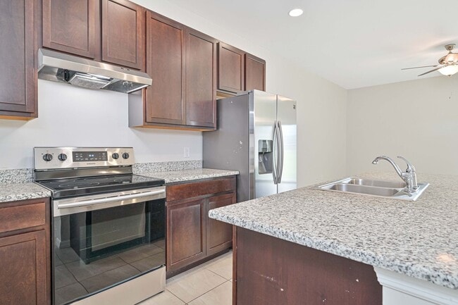 Building Photo - ** 3/2 Duplex W/Garage ~ Newer Constructio...