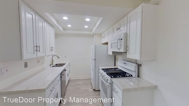 Building Photo - 2 br, 1.5 bath House - 1161 Packers Circle...