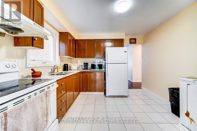 Building Photo - 22 Cardwell Av.