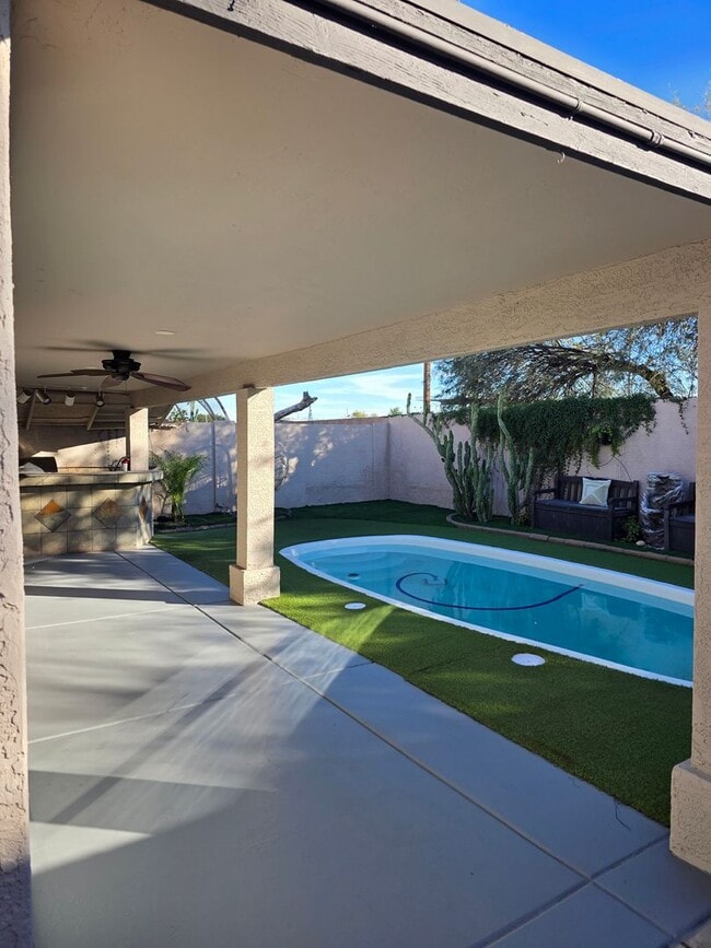 Foto del edificio - Beautiful 3BR 2BA Home w/ Private Pool • Pool + Covered Patio • Attached Garage in Phoenix