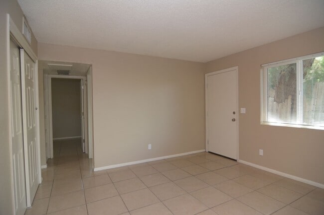 Building Photo - 2 Bedroom 1 Bath Apartment! Close to the U...