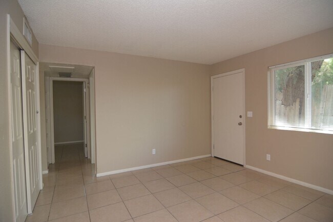 Foto del edificio - 2 Bedroom 1 Bath Apartment! Close to the U...