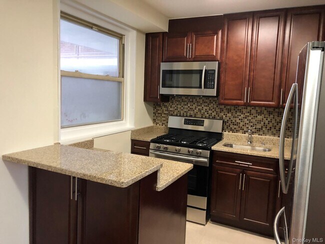 Foto del edificio - 97-10 62nd Dr