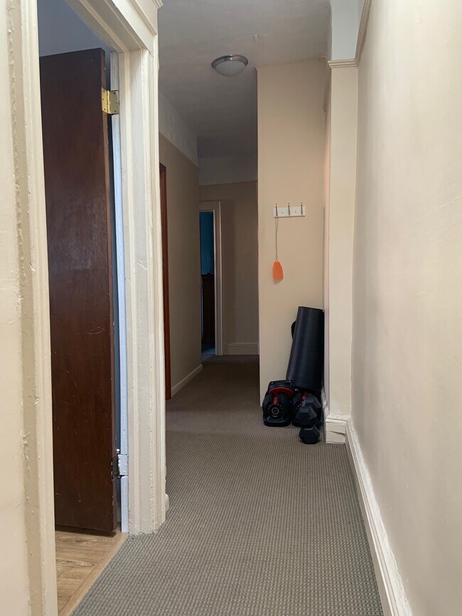 Sala de estar/comedor a la derecha, seguido de la cocina. Habitaciones al final del pasillo. - 2333 23rd St