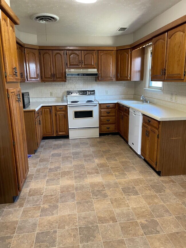 Building Photo - 2/2/1 In a quiet neighborhood - 6 to 9 month lease option available