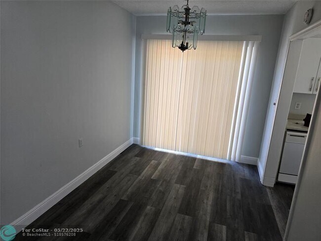 Foto del edificio - 1750 N Riverside Dr