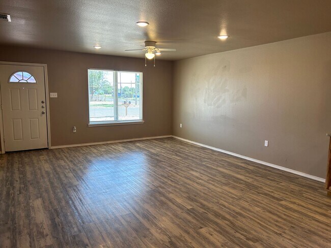 Building Photo - Cute 3 Bedroom 2 Bath Home!