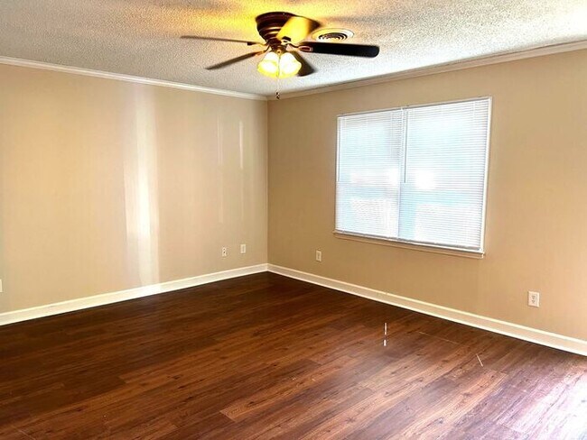 Building Photo - 2 Bedroom 1 Bath Ground Level Condo