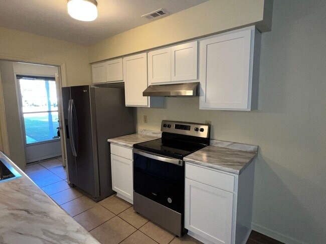 Foto del edificio - Remodeled 2 bedroom, 1.5  bath duplex