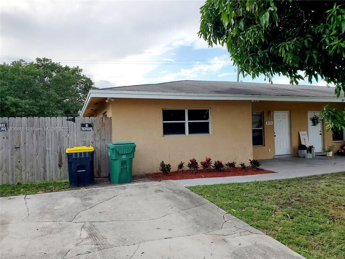 Foto principal - 4715 SW 43rd Terrace