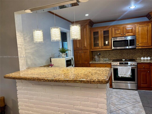 Building Photo - 3171 SW 16th Ct