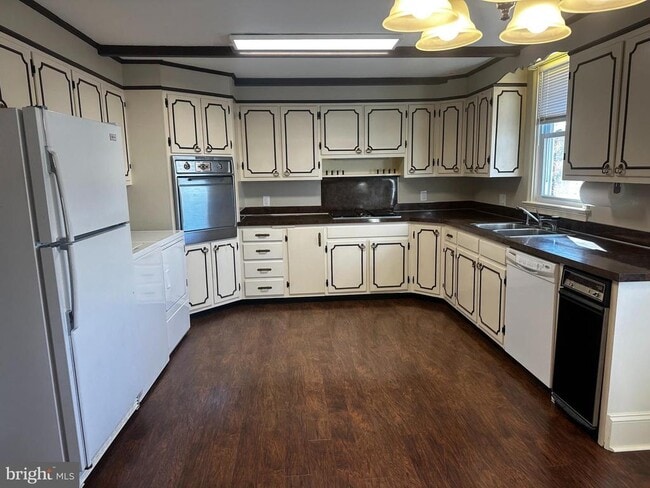 Building Photo - 659 N Main St