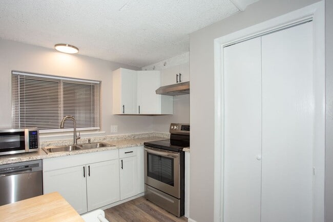 Building Photo - 2 Bed 1 Bath On Bus Route - Heat Included/...
